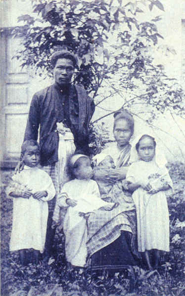SN - Timor - Uma famlia crist - Edio da Misso -  SD - Dim. ??x?? cm - Col. Monge da Silva (Cerca de 1927)