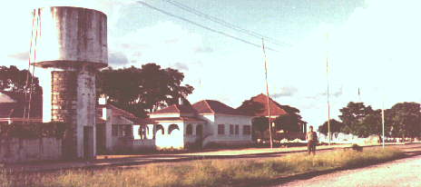 Aspecto de Quimbele, vendo-se o depósito da água, a escola primária, a messe de oficiais e o edifício do comando. Angola, 1973.