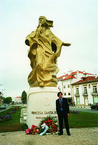 O Autor junto da esttua de Santa Joana, inaugurada em 12 de Maio de 2002. - pg. 47 - Clicar para ampliar.