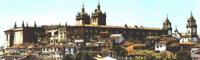 S de Viseu.  esquerda, e Igreja da Misericrdia,  direita.